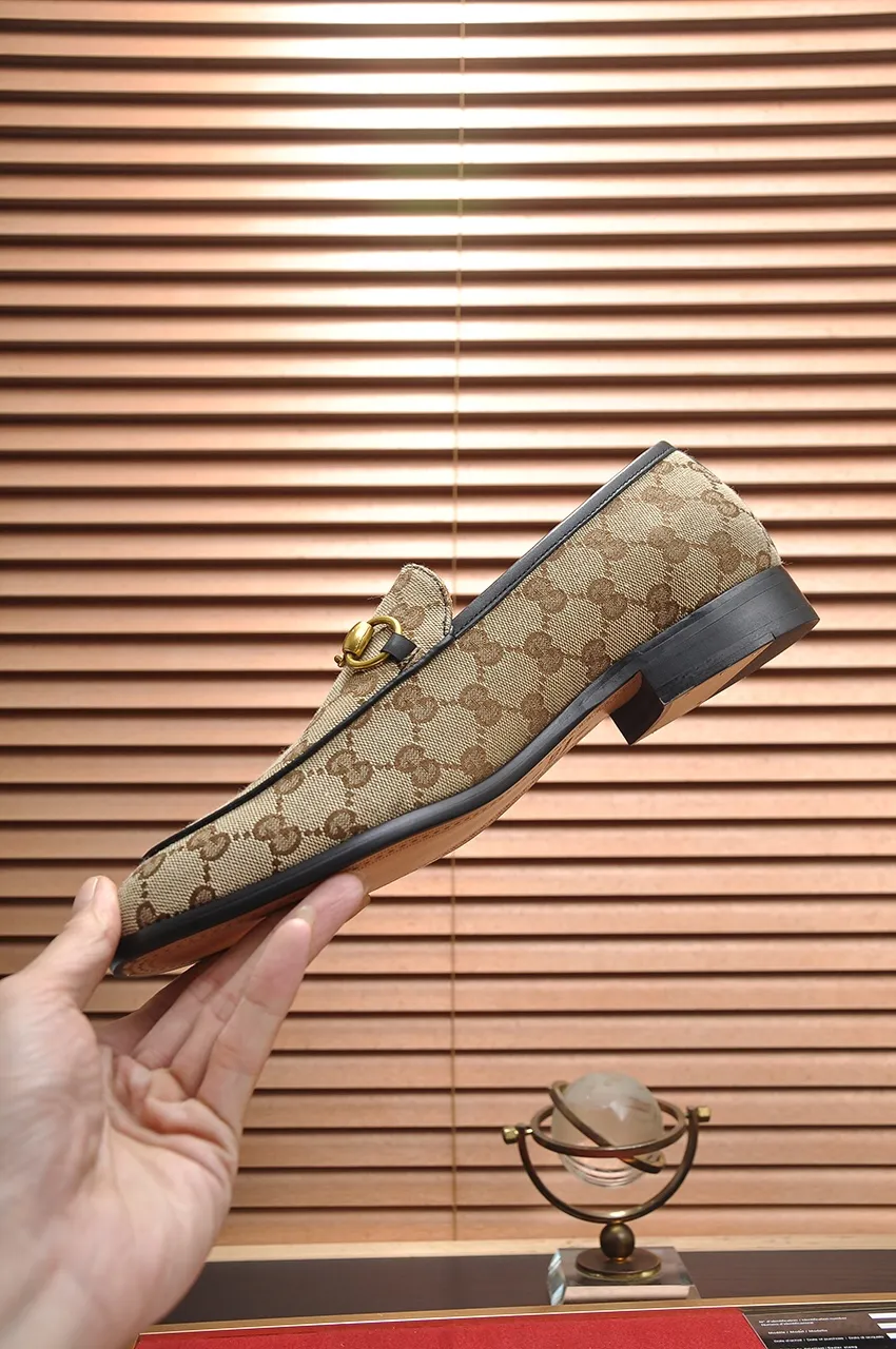 Men's shoes💰500💶Italy's top luxury men's shoe giant (GUCCI) (Gucci) (full cowhide lining) new arrival🍃Original European style🔰 Pleasant to the eye😍In order to make the shoes more durable and non-deformable🌀The production continues to follow traditional methods but there is still no lack of innovation💪Choose original sheepskin for the leather♻️ Smooth and natural And extra bright ⭐Made of imported cowhide, the first choice of rich people 38-45 (45 customized)